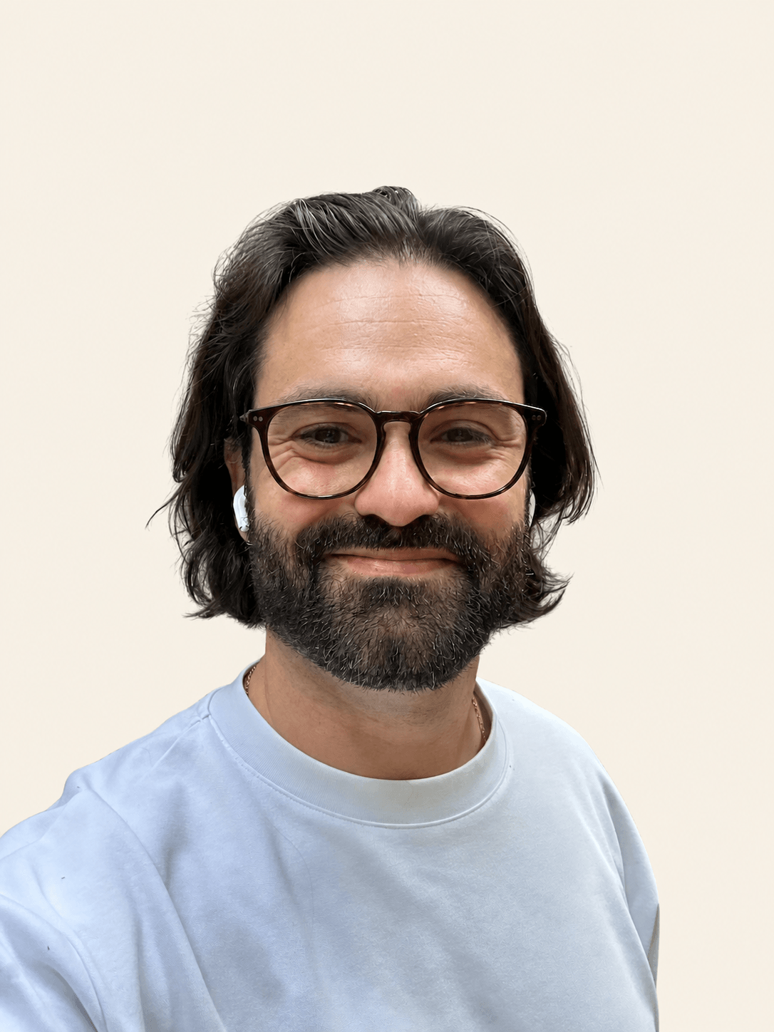 Portrait de Benjamin Latger sur fond crème